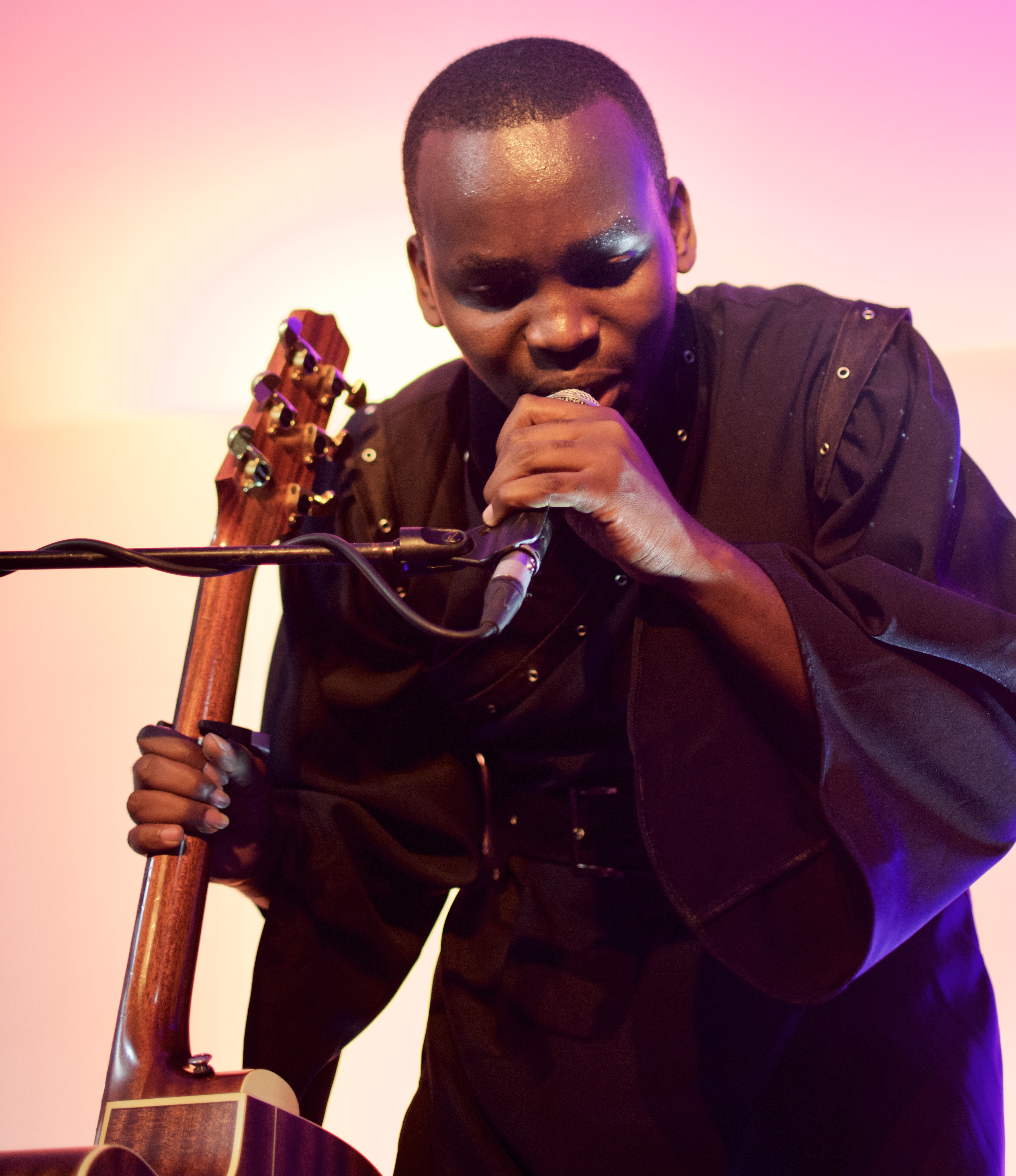 Deo Salvator performing